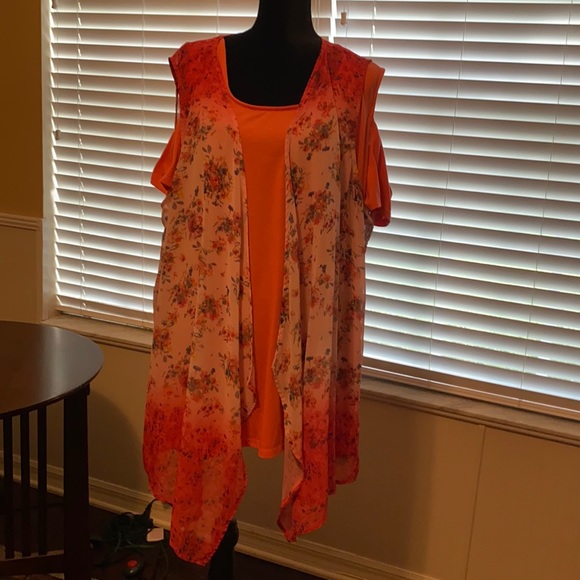 Terra & Sky Tops - Terra & Sky “cold shoulder” top with cover.